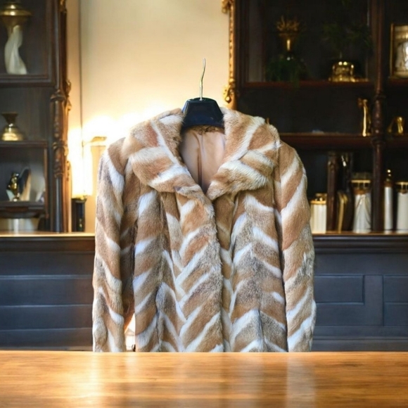 Cute ShortHair Fox Fur Jacket Wide UpperArms - Picture 3 of 11